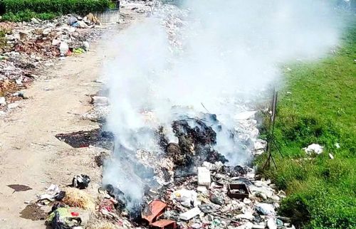Đốt rác thải sinh hoạt tại xã Tây Phương. Ảnh: Đức Duy