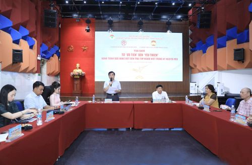 Quang cảnh tọa đàm “Từ ưu tiên đến yêu thích - Hành trình đưa hàng Việt đến trái tim người Việt trong kỷ nguyên mới” do Cơ quan Báo và Phát thanh, Truyền hình Hà Nội tổ chức. Ảnh: Quang Thái