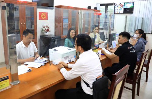 Giải quyết thủ tục hành chính cho người dân tại Điểm phục vụ hành chính công Dương Nội. Ảnh: Nguyễn Quang