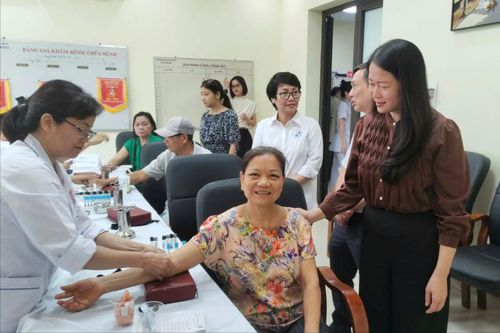 Chủ tịch UBND phường Ba Đình Phạm Thị Diễm (ngoài cùng bên phải) động viên người dân tại chương trình.