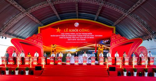Các đại biểu thực hiện nghi lễ khởi công. Ảnh: PV