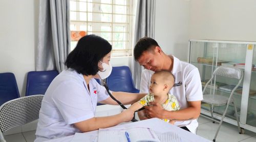 Trẻ em dưới 6 tuổi là một trong những đối tượng được khám sức khỏe miễn phí. Ảnh: PV