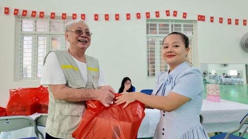 Người có công nhận quà sau khi hoàn thành chương trình khám bệnh.