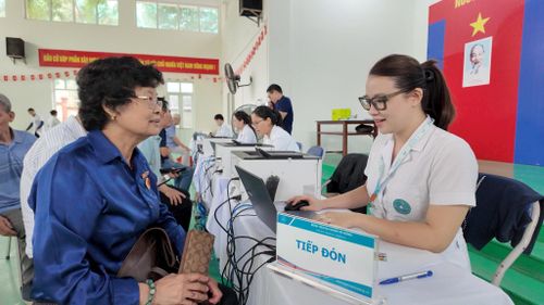 Đội ngũ y bác sĩ Bệnh viện Đa khoa Hà Đông trực tiếp thăm khám và tư vấn sức khỏe chuyên sâu cho các đối tượng chính sách, người có công.