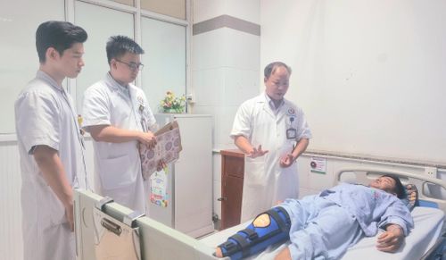 Y, bác sĩ Bệnh viện đa khoa Đông Anh thăm khám, trao đổi với bệnh nhân. Ảnh: Mạnh Quân