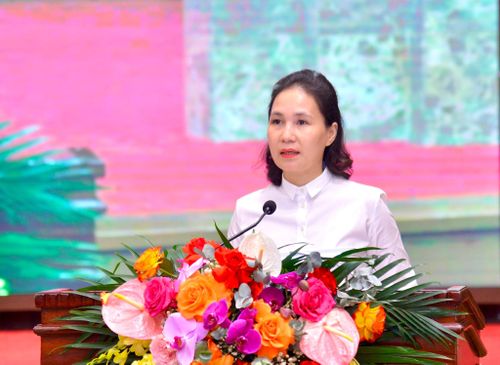 Bí thư Đảng ủy, Chủ tịch HĐND phường Dương Nội Cấn Thị Việt Hà tham luận tại điểm cầu Hà Nội. Ảnh Viết Thành
