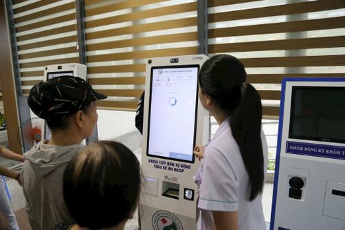 Người dân đăng ký khám trên kiosk tự động tại Bệnh viện Đa khoa Đức Giang. Ảnh: BVCC