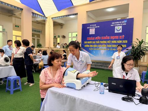 Hoạt động khám sức khỏe định kỳ cho người cao tuổi phường Việt Hưng, Hà Nội. Ảnh: BVCC
