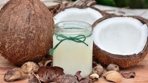 Dầu dừa chứa vitamin E cùng một số hợp chất chống oxy hóa giúp bảo vệ tế bào da trước tác động của các gốc tự do từ môi trường.