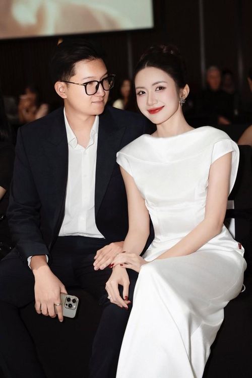 Bên cạnh đó, mối quan hệ giữa Ngọc Huyền và NSƯT Chí Trung cũng nhận được sự quan tâm của công chúng. Nam nghệ sĩ luôn dành những lời động viên, tình cảm cho cháu dâu, trong khi Ngọc Huyền thể hiện sự kính trọng đối với gia đình chồng. Sự gắn kết giữa các thành viên góp phần tạo nên một mái ấm ấm áp, giúp nữ diễn viên thêm tự tin trên hành trình phát triển sự nghiệp.