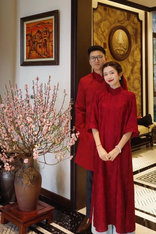Được biết, sau khi kết hôn với Duy Minh – cháu ruột của NSƯT Chí Trung, diễn viên Ngọc Huyền nhận được nhiều sự quan tâm từ khán giả. Không chỉ gây ấn tượng bởi nhan sắc và diễn xuất trên màn ảnh nhỏ, nữ diễn viên còn khiến công chúng ngưỡng mộ với cuộc sống hôn nhân kín tiếng, bình yên và được gia đình chồng hết lòng ủng hộ.
