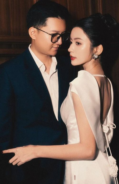 Trở thành cháu dâu của NSƯT Chí Trung, Ngọc Huyền cho biết cô chưa từng cảm thấy áp lực. Trái lại, gia đình chồng luôn tôn trọng cá tính, công việc và những lựa chọn của cô. 