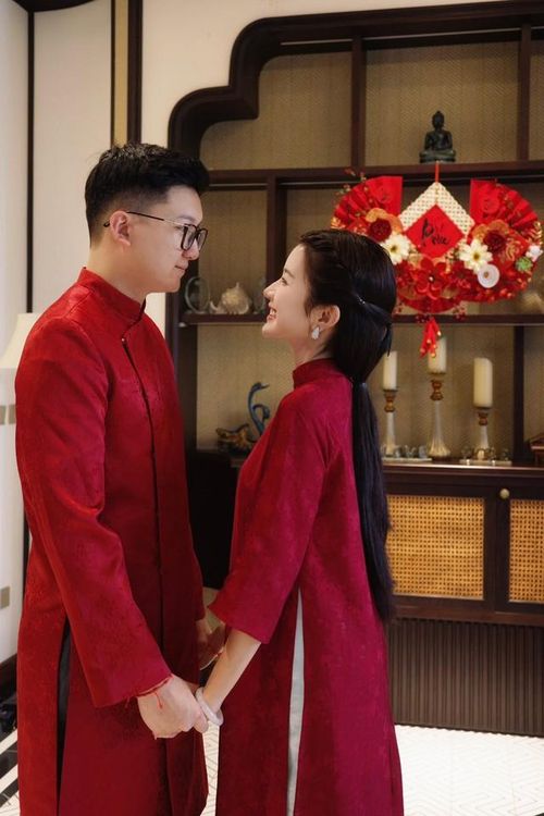 Ngọc Huyền và Duy Minh chính thức về chung một nhà vào đầu năm 2024 sau một thời gian tìm hiểu. Chồng của nữ diễn viên sinh năm 2000, từng du học tại Mỹ và không hoạt động trong lĩnh vực nghệ thuật. Dù vậy, anh luôn đồng hành, động viên vợ theo đuổi đam mê diễn xuất.