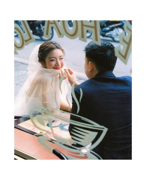 Trong các cuộc phỏng vấn, Ngọc Huyền nhiều lần khẳng định ông xã luôn là người đứng sau hỗ trợ cô. Anh thường đưa đón vợ đi làm, chụp ảnh, quay video và sẵn sàng đồng hành trong mọi dự án. Chính sự thấu hiểu và sẻ chia ấy giúp nữ diễn viên có thêm động lực để cân bằng giữa gia đình và sự nghiệp.