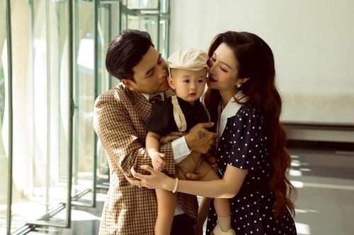 Bé Nguyễn Trần Quang Vinh (tên thân mật là Hin) - con trai đầu lòng của vợ chồng Hồ Quang Hiếu - cũng góp mặt trong loạt hình. Cậu nhóc diện trang phục chỉn chu, đồng điệu với bố mẹ.