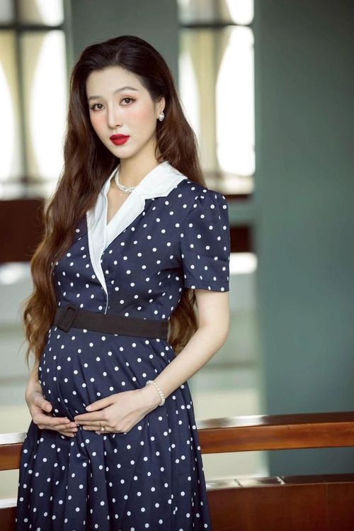 Nhiều người nhận xét, Tuệ Như ngày càng đẹp mặn mà khi mang bầu lần hai.