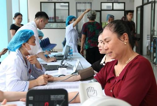 Người dân xã Mê Linh phấn khởi khi được khám bệnh, quản lý sức khỏe ngay gần nhà.