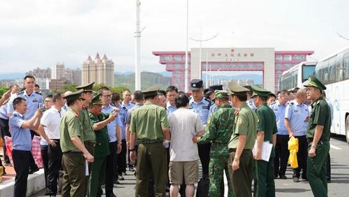 Cơ quan chức năng 2 nước thực hiện các thủ tục Bàn giao 30 đối tượng. Ảnh: Công an tỉnh Quảng Ninh