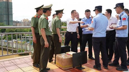Bàn giao tài liệu, tang vật có liên quan cho phía công an Trung Quốc. Ảnh: Công an tỉnh Quảng Ninh