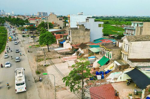 Nhiều khu vực hai bên Quốc lộ 6 đã được giải phóng mặt bằng để phục vụ thi công mở rộng tuyến đường.
