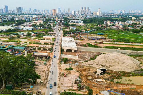 Khu vực thi công mở rộng Quốc lộ 6 với nhiều hạng mục nền đường, thoát nước và hạ tầng kỹ thuật.