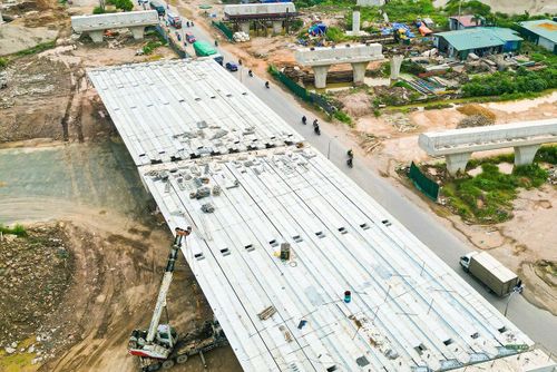 Các hạng mục kết cấu cầu và đường dẫn được thi công đồng loạt trên tuyến.