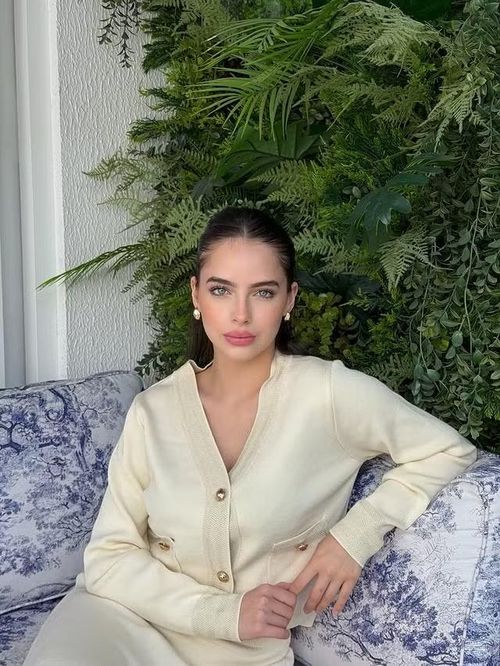 Trước khi nổi tiếng nhờ World Cup, cô từng đăng quang danh hiệu Miss Teen Paraguay 2022, sau đó đại diện quê hương tham dự cuộc thi Miss Teen World