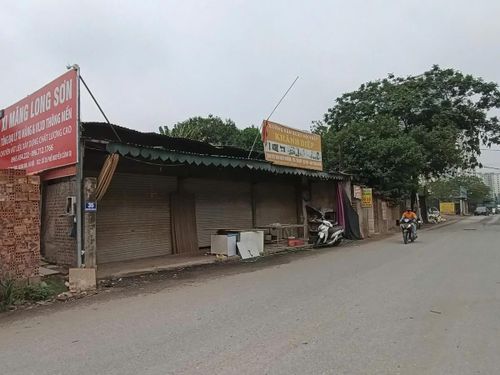 Hàng loạt nhà tạm vẫn còn tồn tại ngay sát mặt đường chưa được giải tỏa. Ảnh: T.Chí