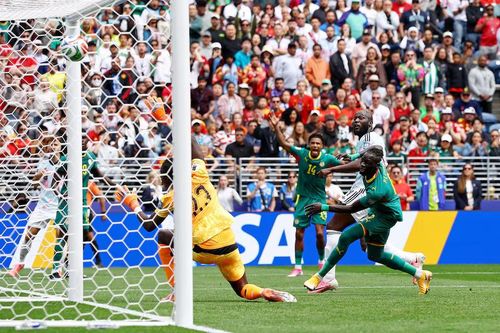 Romelu Lukaku của Bỉ ghi bàn thắng đầu tiên cho Bỉ trong trận đấu. Nguồn: Reuters.