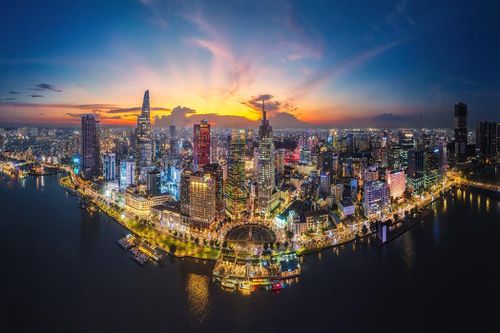 Đến hết năm 2025, quy mô GRDP của TP.HCM ước đạt khoảng 2,74 triệu tỷ đồng, chiếm khoảng 23,5% GDP cả nước, tiếp tục khẳng định vai trò đầu tàu kinh tế của Việt Nam. Sau khi mở rộng địa giới hành chính, thành phố được kỳ vọng phát huy lợi thế của trung tâm tài chính, công nghiệp, logistics và kinh tế biển, hướng tới mục tiêu trở thành trung tâm kinh tế, tài chính và dịch vụ của châu Á vào năm 2045. Ngày 27/6, Chính phủ ban hành Nghị quyết 169/NQ-CP về mục tiêu tăng trưởng của các địa phương năm 2026 và giai đoạn 2026 - 2030. Chính phủ giao TP.HCM năm 2026 đạt tốc độ tăng trưởng GRDP bình quân 10,2%, giai đoạn 2026-2030 là 10,25%; GRDP bình quân đầu người đạt 9.800 USD, giai đoạn 2026-2030 là 14.400 USD.