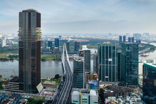 Sự xuất hiện của hàng loạt cao ốc văn phòng, khách sạn và khu căn hộ cao cấp hai bên cầu Ba Son đang định hình diện mạo mới của khu đô thị Thủ Thiêm. Nổi bật là Marina Central Tower, Le Méridien Saigon cùng các dự án The Hallmark và The Mett. Khi nhiều công trình đồng loạt đi vào hoạt động, khu vực này từng bước hình thành trung tâm tài chính, thương mại và dịch vụ mới của TP.HCM.