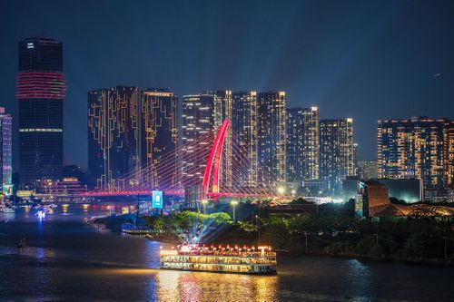 Vinhomes Central Park, Grand Park, Phú Mỹ Hưng, Sala cùng nhiều khu đô thị mới đã mở rộng không gian sống của hàng triệu người dân. Từ những vùng đất ven đô, nhiều khu vực nay trở thành các trung tâm thương mại, giáo dục và dịch vụ hiện đại, góp phần định hình mô hình phát triển đa cực của TP.HCM.