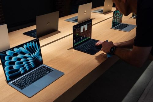Dòng MacBook Air của Apple hiện có giá khởi điểm 1.300 USD. Ảnh: Bloomberg.