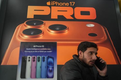iPhone chưa bị tăng giá đợt này. Ảnh: NurPhoto.