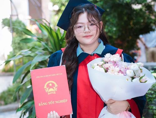 Tổ hợp B00 có bốn thủ khoa đạt 30/30 điểm. Em Đinh Ngọc Hải Lam, học sinh lớp 12B2, trường TH - THCS - THPT Lê Thánh Tông (TP.HCM), là một trong số đó. Ngoài ba điểm 10 Toán, Hóa, Sinh, nữ sinh còn đạt 7,25 điểm ở môn Ngữ văn, sở hữu chứng chỉ IELTS 7.5 và 1.390/1.600 điểm SAT. Hải Lam dự định đăng ký xét tuyển ngành Y khoa của trường Đại học Y Dược TP.HCM. Dù gia đình không có truyền thống làm trong lĩnh vực y tế, bố mẹ luôn ủng hộ em theo đuổi con đường này.