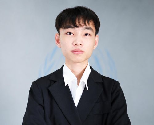 Năm nay, một thí sinh tự do là thủ khoa tổ hợp C00. Đó là Nguyễn Thanh Bình (sinh năm 2006), cựu học sinh trường THPT chuyên Nguyễn Du (Đắk Lắk), hiện là sinh viên năm thứ hai ngành Luật Thương mại quốc tế của Học viện Ngoại giao. Bình đạt 9,25 điểm Ngữ văn, 9,5 điểm Lịch sử và 10 điểm Địa lý, tổng 28,75/30 điểm. Nam sinh cho biết em quyết định dự thi thêm một lần nữa để xét tuyển vào ngành Sư phạm Địa lý của trường Đại học Sư phạm Hà Nội với mong muốn học song bằng.