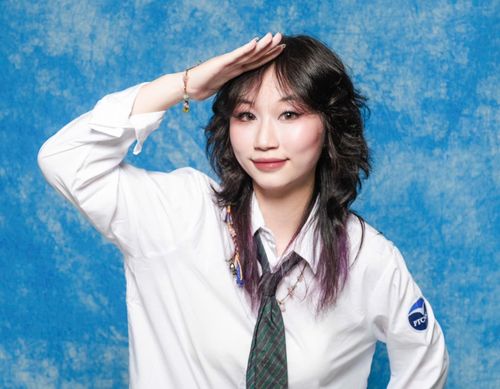 Nguyễn Xuân Tuệ Minh, học sinh lớp chuyên Anh, trường THPT chuyên Ngoại ngữ (Đại học Quốc gia Hà Nội), là một trong hai thủ khoa tổ hợp D01 năm 2026 với 29 điểm. Trong đó, môn Toán và Anh, nữ sinh đều đạt 10 điểm, Ngữ văn đạt 9 điểm. Trước đó, nữ sinh đã đạt 1.580 SAT, 8.0 IELTS và thư báo trúng tuyển từ một đại học top 10 thế giới. Minh đang cân nhắc về việc học đại học trong nước hay du học, nhưng dù học ở đâu, nữ sinh cũng sẽ theo đuổi lĩnh vực Kinh tế - Tài chính.
