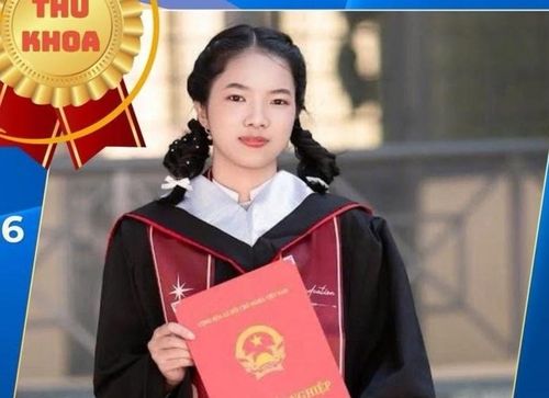 Tỉnh Đắk Lắk cũng có một thủ khoa tổ hợp B00, là em Huỳnh Diễm My, học sinh trường THPT Số 1 Nguyễn Công Trứ. Giáo viên chủ nhiệm của My cho hay nữ sinh là lớp phó học tập và luôn nằm trong nhóm học sinh xuất sắc của trường. Trong suốt ba năm THPT, My đều đạt danh hiệu học sinh xuất sắc với điểm tổng kết các môn trên 9. Em cũng giành giải nhì học sinh giỏi cấp tỉnh môn Sinh học. Với số điểm tuyệt đối, Diễm My dự định đăng ký xét tuyển ngành Y đa khoa tại trường Đại học Y Dược TP.HCM để theo đuổi ước mơ trở thành bác sĩ.