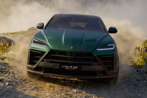 Lamborghini Urus SE Performante vẫn được trang bị động cơ V8 twin-turbo 4.0L, công suất 620 mã lực và mô-men xoắn 800 Nm. Động cơ điện đặt trước hộp số có công suất 192 mã lực và mô-men xoắn 483 Nm.
