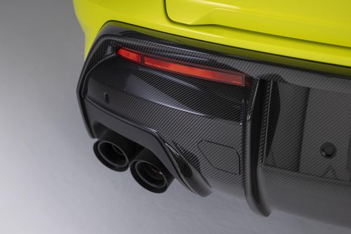 Xe được trang bị hệ thống ống xả hiệu năng cao của Akrapovic, giúp giảm hơn 10 kg trọng lượng so với hệ thống tiêu chuẩn trước đây nhờ loại bỏ kết cấu nối chéo "X-cross" giữa 2 bên dải xy-lanh, mang lại âm thanh mạnh mẽ hơn.