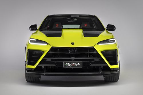Nhìn từ phía trước, Lamborghini Urus SE Performante gây ấn tượng với thiết kế hầm hố hơn nhờ cản trước sắc nét và các khe hút gió lớn giúp tối ưu khả năng khí động học.