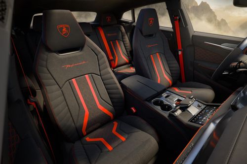 Tại thời điểm ra mắt, mẫu siêu SUV này chỉ có duy nhất tùy chọn hàng ghế trước điều chỉnh điện tích hợp chức năng massage. Chủ nhân chiếc xe cũng có thể cá nhân hóa màu sắc chất liệu ghế, logo trên tựa đầu, dây đai an toàn...