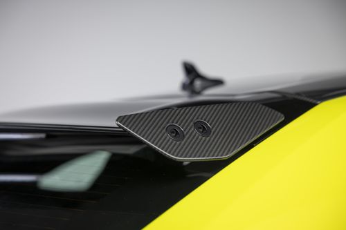 Hệ thống cánh gió phía sau giúp lực ép khí động học của Lamborghini Urus SE Performante tăng 16% so với Urus Performante, và 23% so với Urus SE.