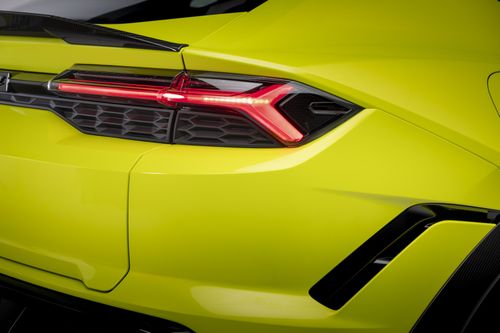 Phần đuôi Urus SE Performante gây ấn tượng với bộ khuếch tán carbon cỡ lớn, cánh gió sau thể thao và các chi tiết khí động học được tối ưu nhằm tăng lực ép, đồng thời tạo cảm giác bề ngang rộng và đầy uy lực hơn.