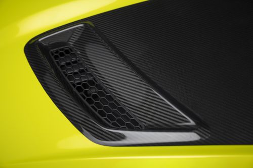 Nắp capo của mẫu SUV này được làm từ sợi carbon, nổi bật với hốc gió S-Duct và đường gân trung tâm mạnh mẽ, hỗ trợ tối ưu luồng khí và khả năng làm mát động cơ.