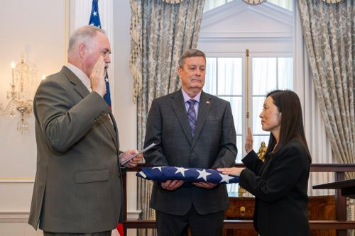  Bà Jennifer Wicks tuyên thệ nhậm chức Đại sứ Mỹ tại Việt Nam. Ảnh: U.S. Embassy in Hanoi. 