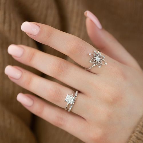  Nhẫn cưới vàng trắng phù hợp với người chuộng sự tinh tế, hiện đại và tối giản. 