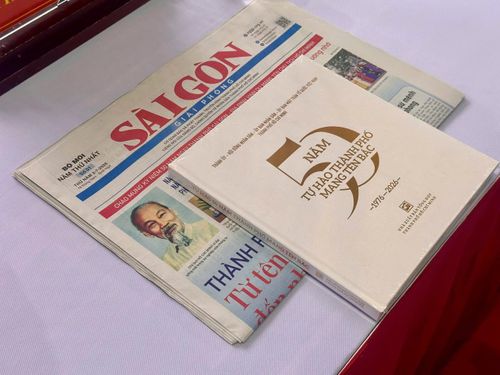 Kỷ yếu "50 năm tự hào thành phố mang tên Bác". Ảnh: Duy Hiệu.