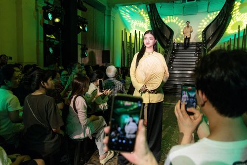 Điểm nhấn của khung giờ buổi tối là không gian trải nghiệm văn hóa đặc trưng bao gồm múa bóng rỗi, đờn ca tài tử Nam Bộ, vọng cổ và trình diễn thời trang. Thời lượng chương trình diễn ra trong vòng 30 phút, từ 19h30 đến 20h.