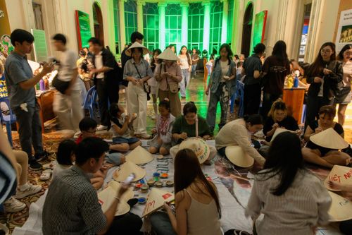 Trước giờ biểu diễn nghệ thuật, hoạt động trải nghiệm nghề thủ công truyền thống thu hút đông đảo bạn trẻ. Người dân được trực tiếp tham gia trang trí trên gốm và nón lá dưới sự hướng dẫn của các nghệ nhân.